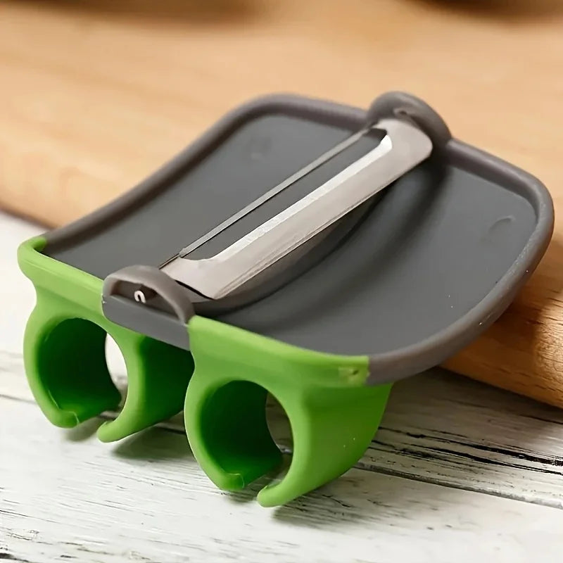 Convenient Black/Green Peeler
