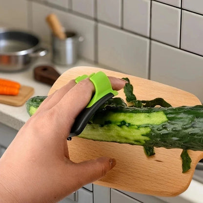 Convenient Black/Green Peeler